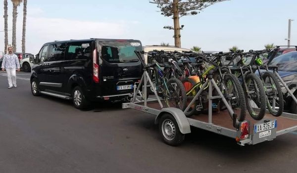 minivan-con-carello-biciclette